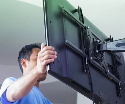 Técnico instalando televisión