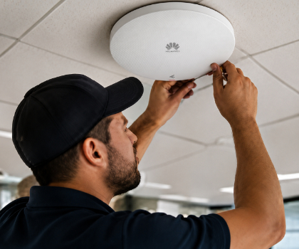 Técnico instalando access point